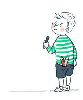 Un jeune garçon en pull rayé vert tient un stylo avec des crayons de couleur dans sa poche