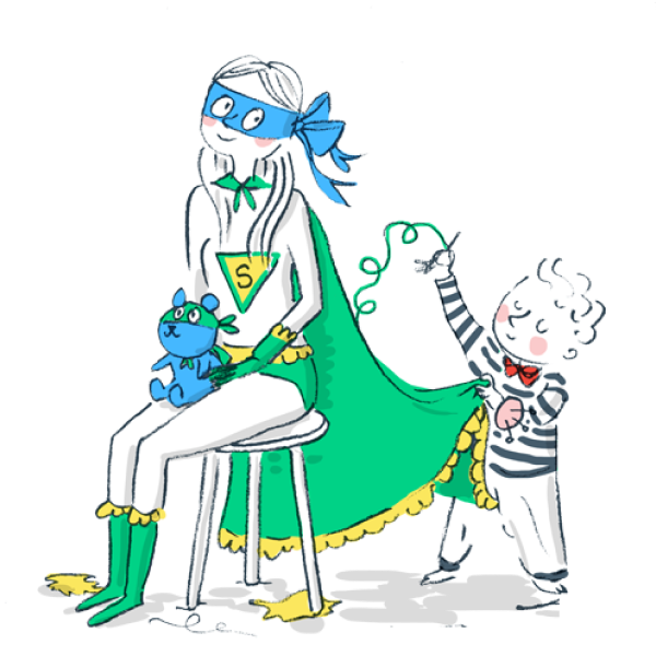 Een kind kleedt vrolijk een zittende babysitter aan als superheld met een groene cape en blauw masker.